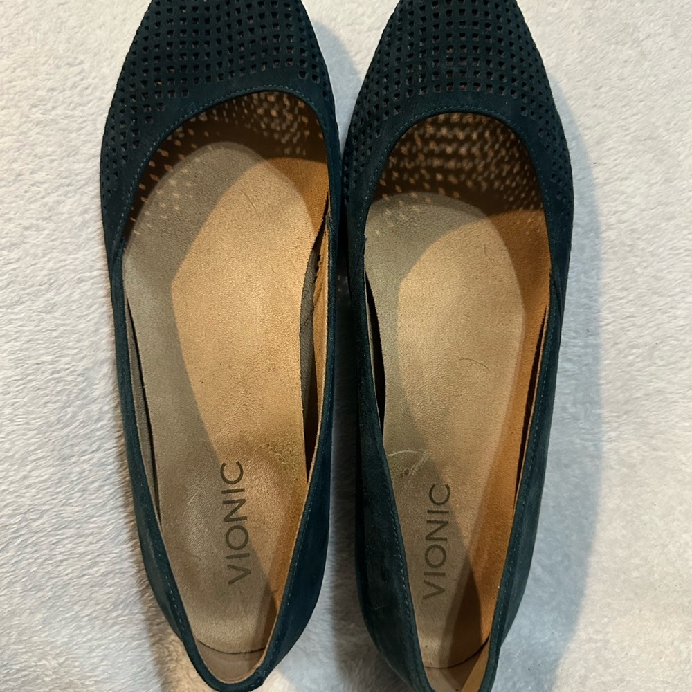 Vionic Women's Dark Green Flats (no shoe box) - Picture 3 of 9